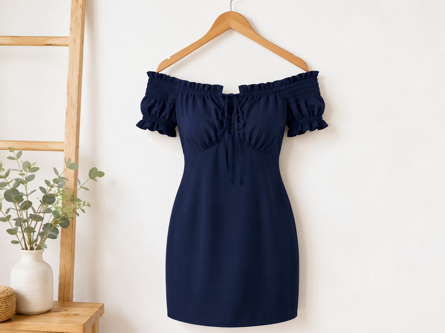 Vestido 780-A terminado, con mangas fruncidas y tela en tono suave, colgado en percha